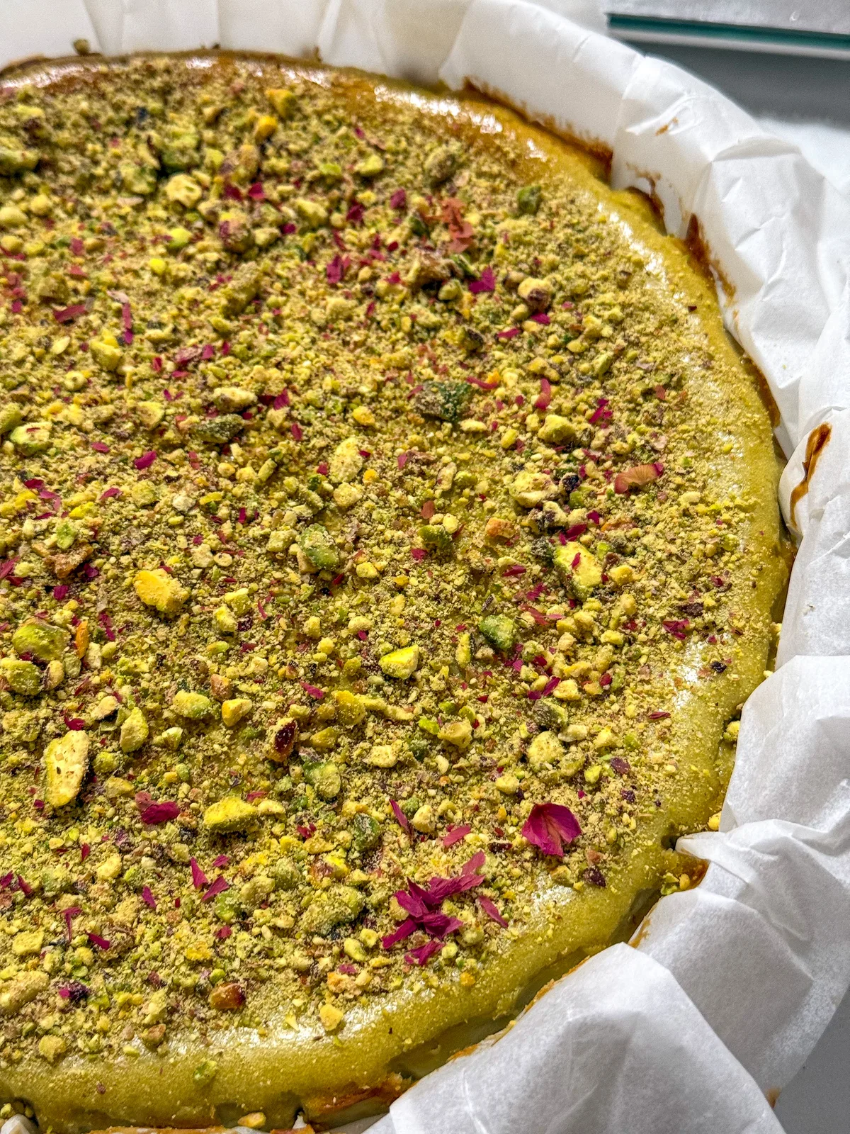 Tarta de pistacho con pétalos