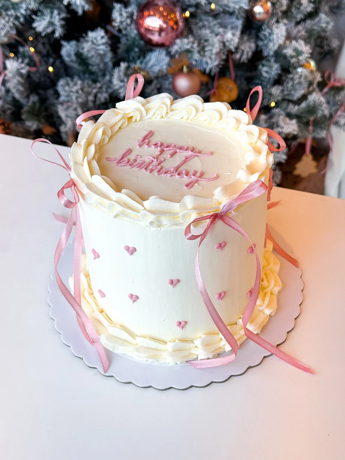 Tarta blanca vintage con corazones