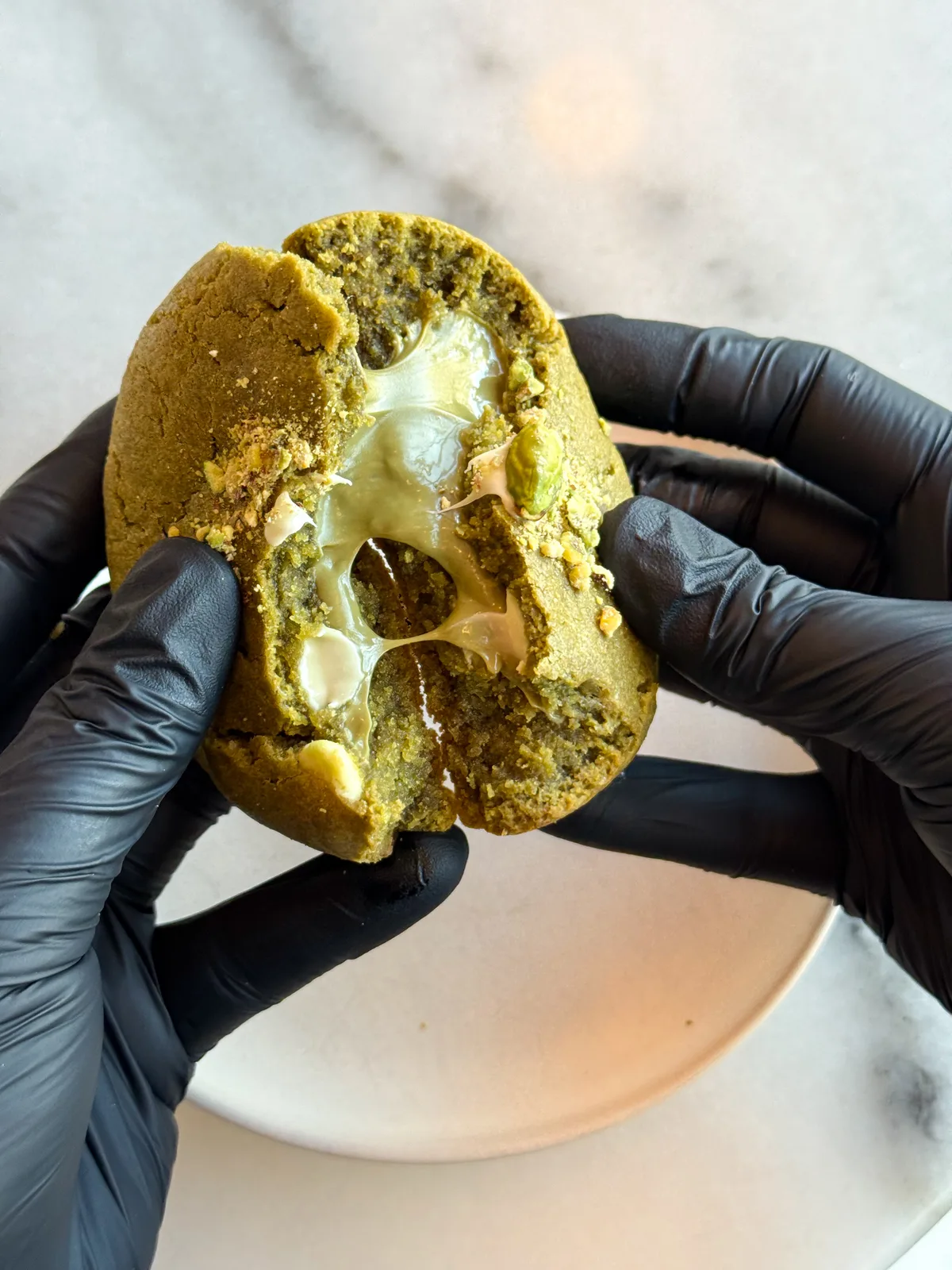 Cookie de pistacho con relleno fundido