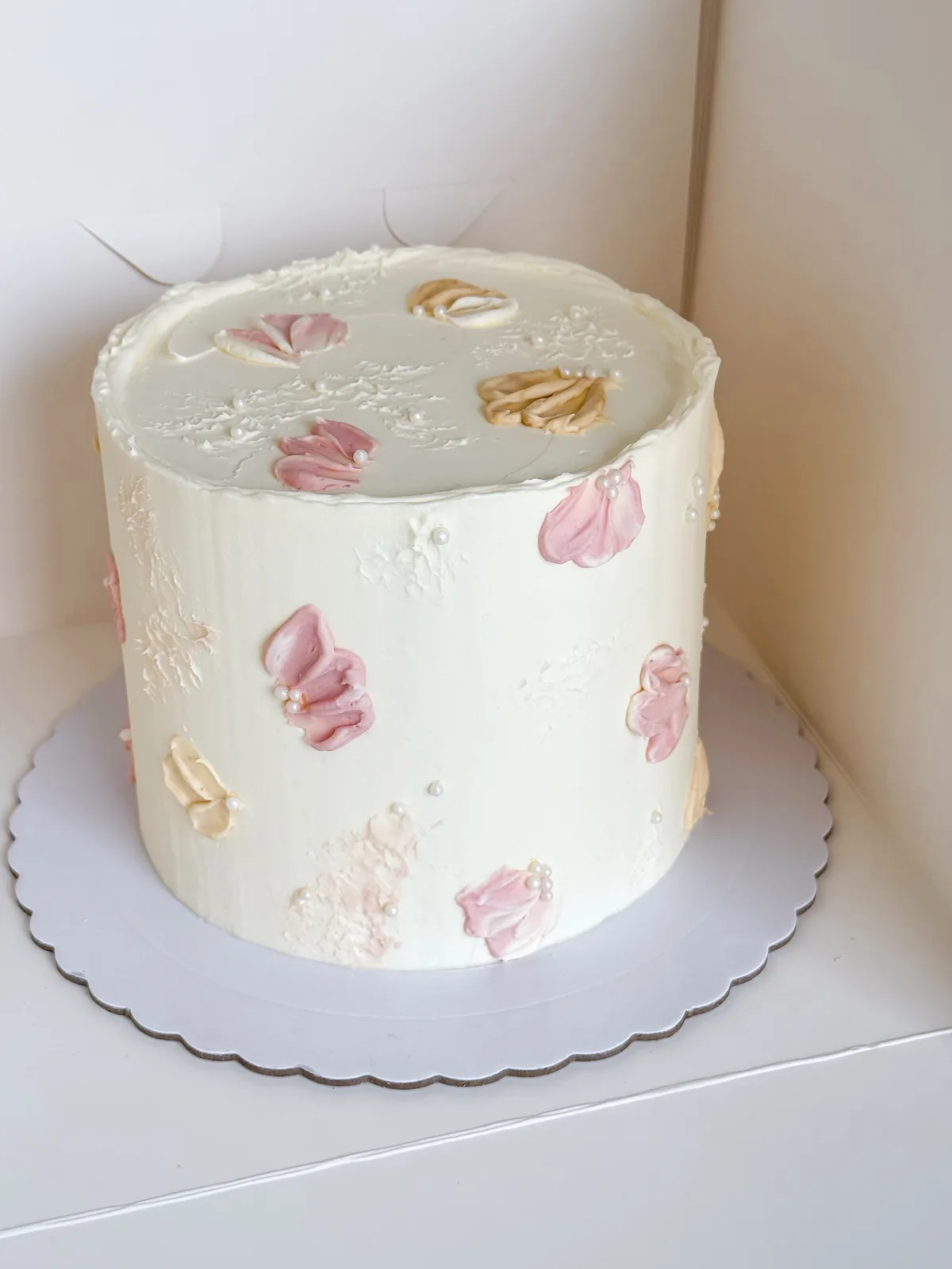 Tarta floral blanca