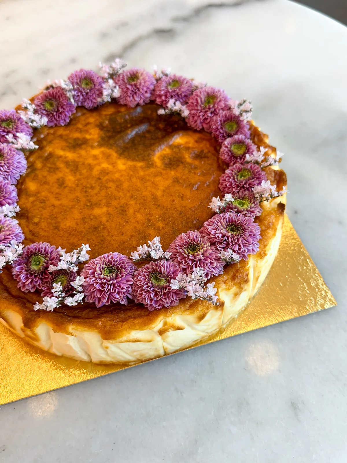 Tarta de queso con corona de flores